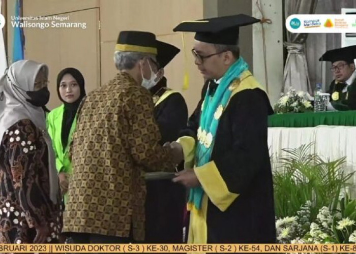 Bikin Haru, Orang Tua Gantikan Almarhum Anaknya Saat Wisuda UIN Walisongo Semarang 