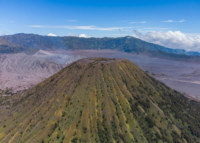 Gunung Batok: Tempat Bertemunya Keindahan Alam dan Cerita Rakyat