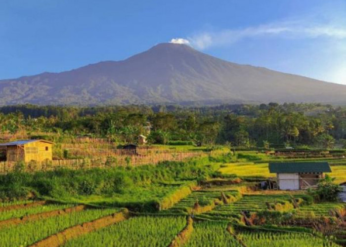 Misteri dan Kejayaan Gunung Slamet, Legenda yang Terikat dengan Gunung Agung dan Pulau Jawa