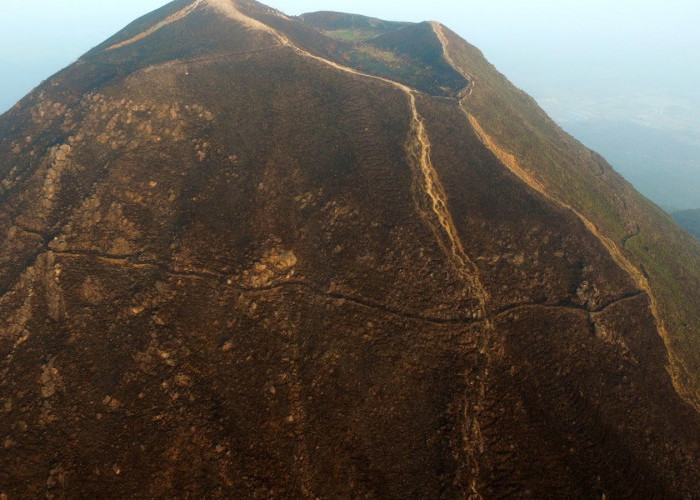 Mengulik Misteri Gunung Penanggungan yang Menyimpan Mitos Suara Misterius di Puncak Gunung