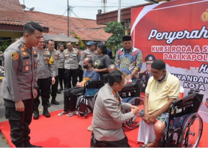 Kapolda Jabar Bagikan Kursi Roda di Mapolres Cirebon Kota