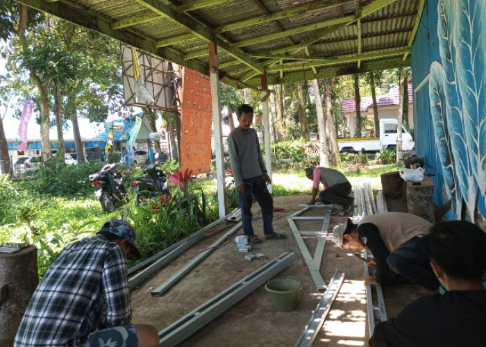 Gotong Royong Dirikan Mushollah, Fasilitasi Pendaki Untuk Beribadah