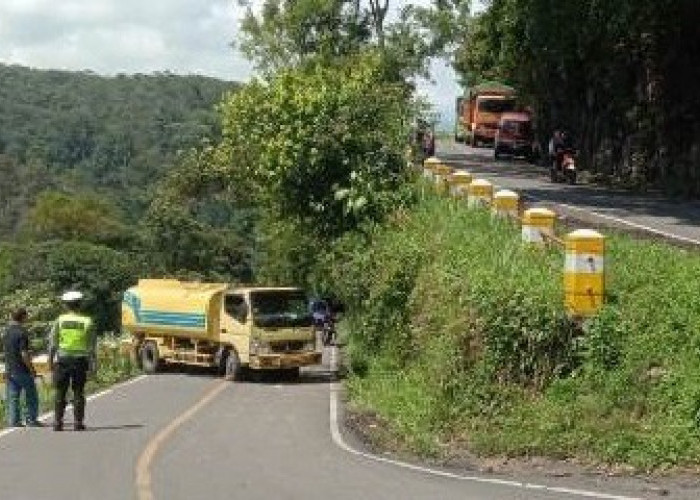 Patah As, Truk Pengangkut CPO Guncang Tikungan Endikat, Arus Lalin Liku Endikat Sempat Macet