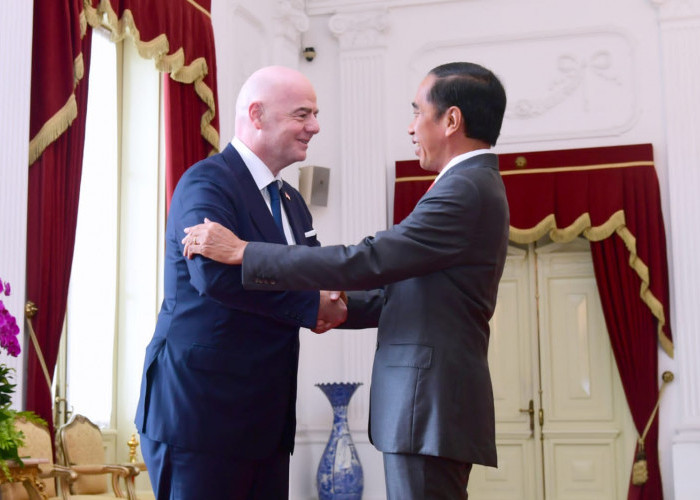Presiden Jokowi Sambut Kunjungan Presiden FIFA di Istana Merdeka
