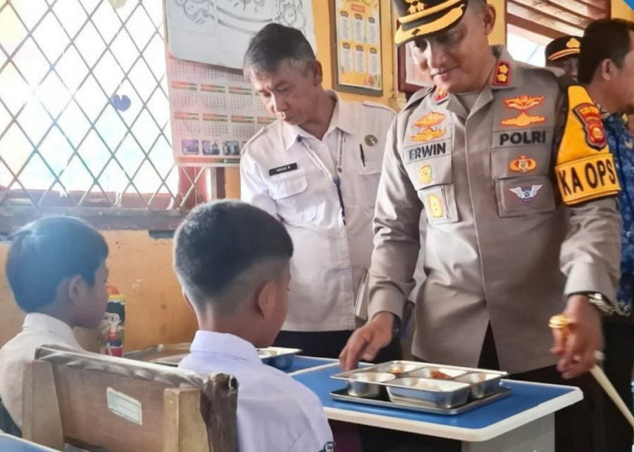 Bersama Pj Walikota, Kapolres Pagar Alam Bagikan Makan Gratis ke Pelajar