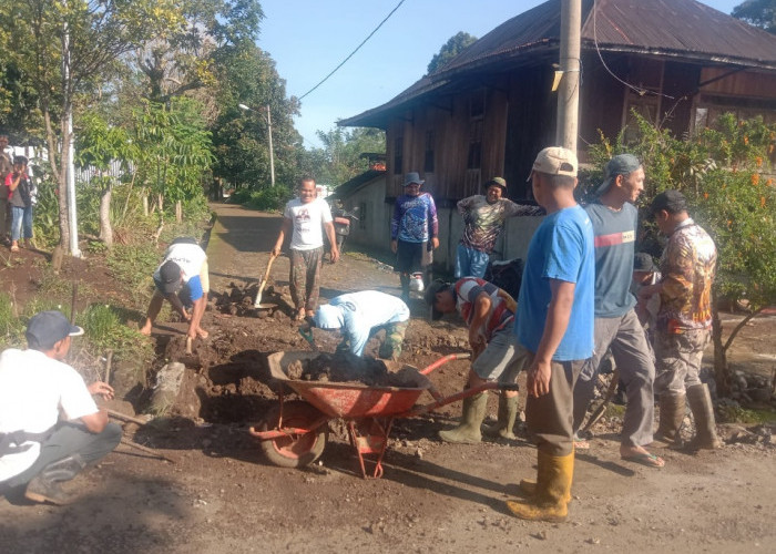 Minim Sentuhan Pembangunan Infrastruktur Pemukiman, Warga Penjalang Inisiatif  Perbaiki Gorong-gorong