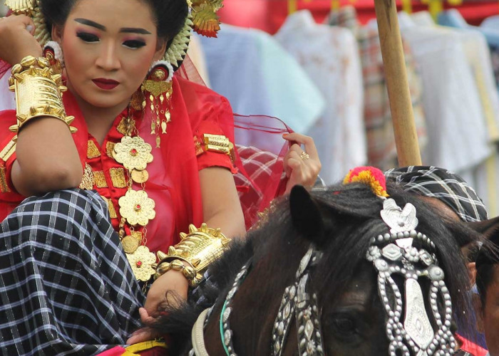 Pernah Dengar Tarian Tradisional Suku Mandar? Lihat Keindahannya!