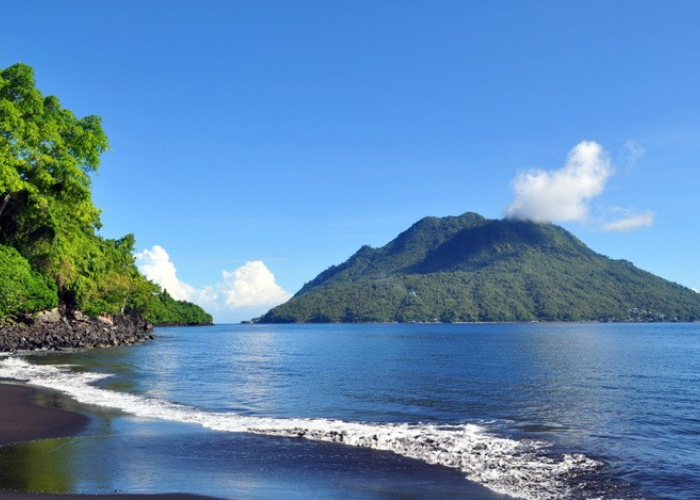 Punya Air Sebening Kaca, Pantai Sulamadaha di tanah Maluku Wajib Masuk List Libur Panjangmu! 