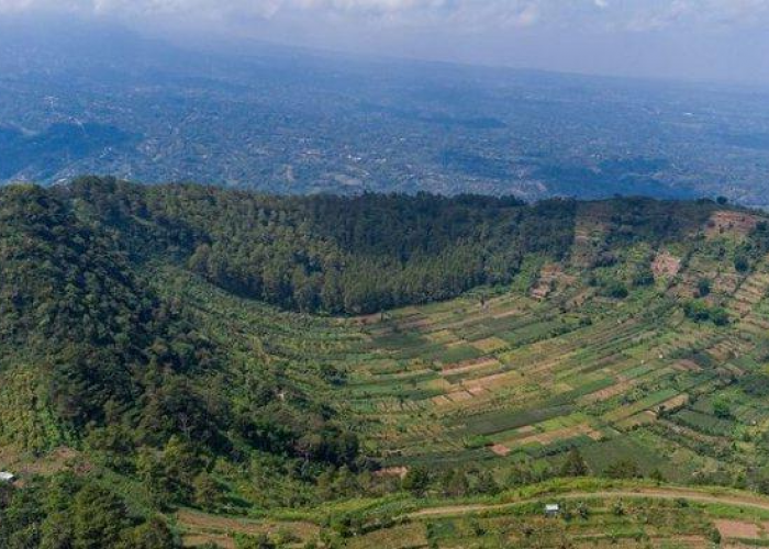 Gunung Blego: Legenda Puncak Terbelah dan Kisah Mistis yang Menyelimutinya