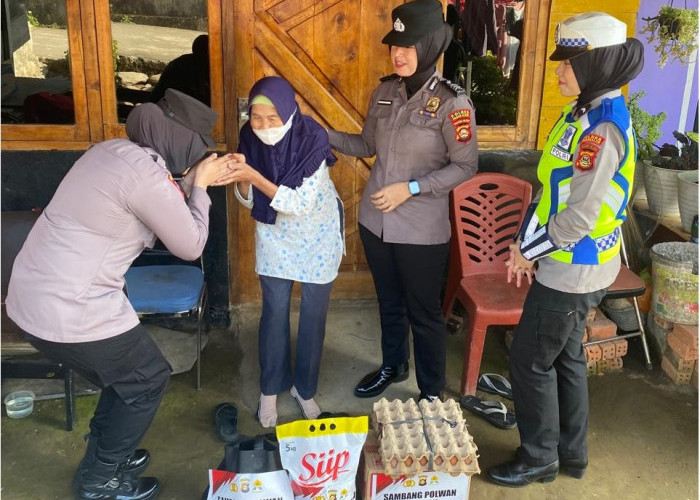 Suasana Haru Warga Mendapat Perhatian dan Kasih dari Polwan Polres Pagar Alam