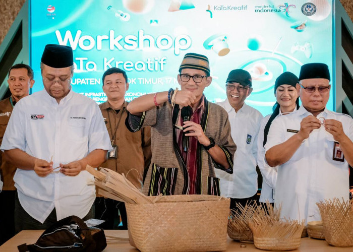 Menparekraf Mencoba Buat Anyaman Loyok di Workshop KaTa Kreatif Lombok Timur