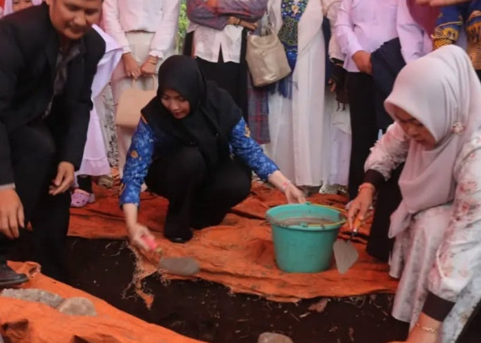 Wawako Hj. Bertha Simbolis Peletakkan Batu Pertama Pembangunan Ruang Kelas SD IT An Naba