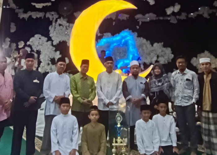 Membanggakan, Siswa Mi Al-Azhar Raih Juara Umum Di Masjid Nurul Iman