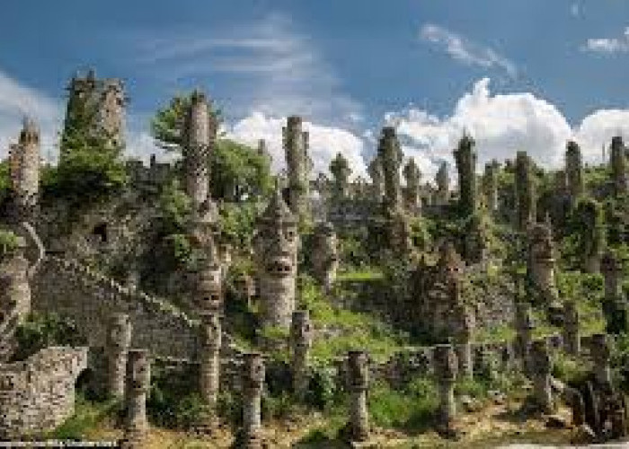 Viral, Istana Kuno Berdiri Megah Dibelantara Hutan Jawa