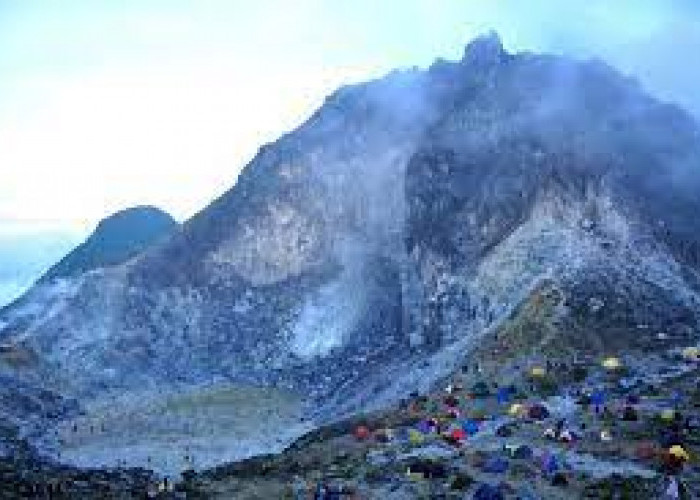 Menikmati Dataran Tinggi Sumatera, Inilah 7 Gunung Dengan Pesona Keindahan Alami yang Memukau!