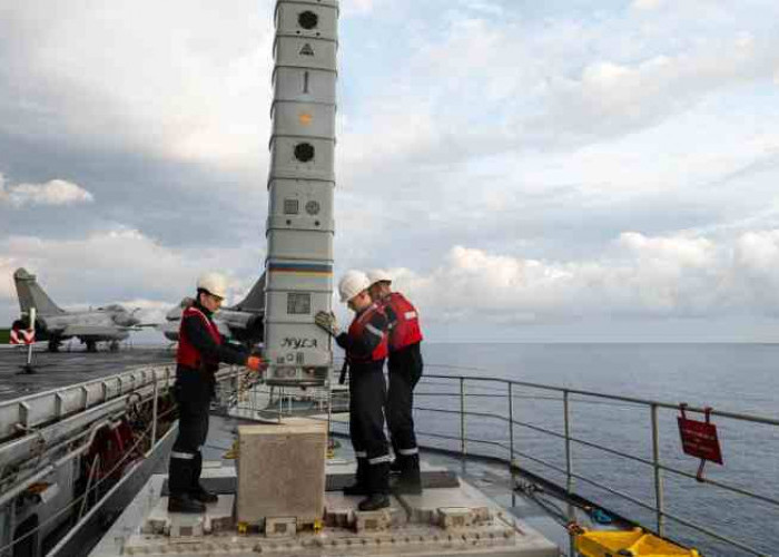 Angkatan Laut Perancis Transfer dan Reload Rudal Aster 15 Dalam Pelayaran
