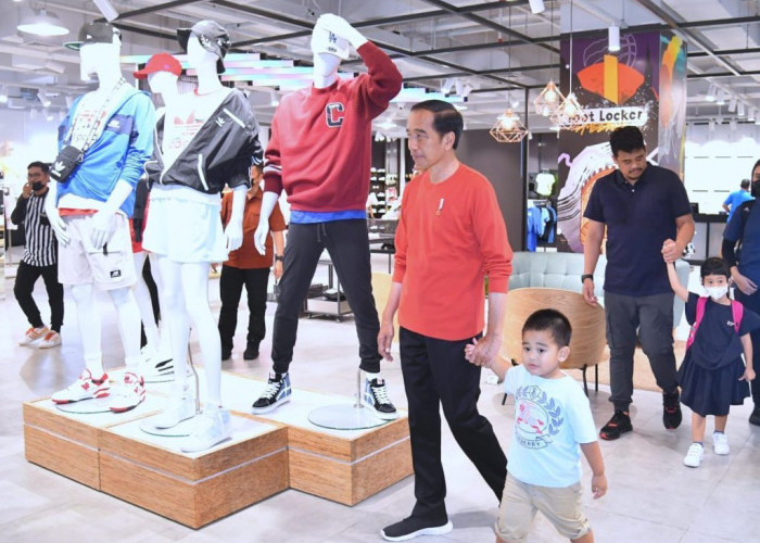 Kunjungi Pusat Perbelanjaan, Presiden Jokowi Sapa Warga Medan