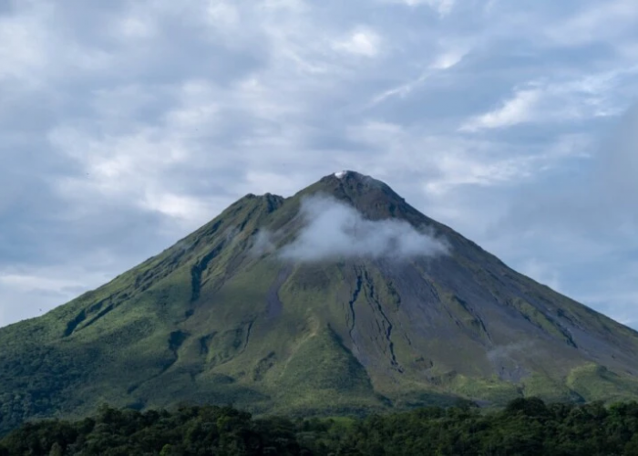 5 Gunung Sakral di Pulau Jawa, Salahsatunya Terdapat Tempat Pengabul Permintaan