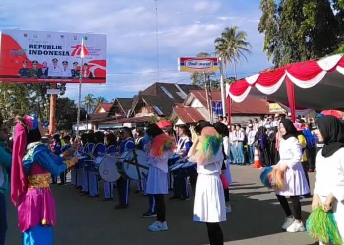 Marching Band SMP Muhammadiyah Tampil Memukau di Depan Panggung Penghormatan 