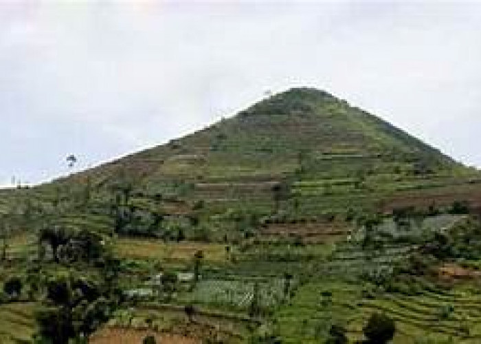 Ini Nama Orang Penemu Pertama Situs Gunung Padang Pada Tahun 1914!