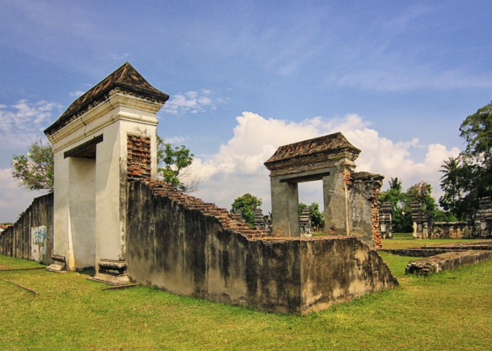 Menggali Sejarah Keraton Kaibon: Dari Pusat Kekuasaan ke Situs Wisata