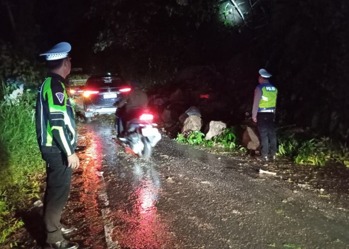 Longsor Tutup Liku Lematang, Jalan Negara Ditutupi Batuan Cadas 