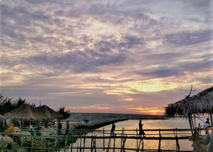 Menakjubkan, Pesona Gubuk Bambu & Pemandangan Sunset Pantai Kemantren Maldives Luar Biasa