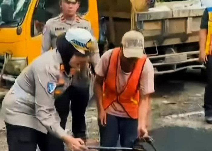 Respon Cepar Satlantas Polres Pagar Alam,  Tinjau dan Perbaikan  Kwrusakan Jalan Liku Endikat 