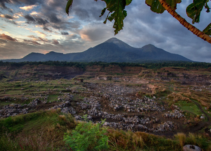 Gunung Penanggungan, Salsahsatu dari 9 Gunung Suci Di Jawa, Ada Jalur Kuno Jaman Majapahit Loh.
