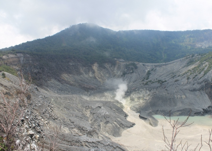 Menelusuri Sejarah dan Misteri Gunung Parahu: Antara Mitos dan Fenomena Alam