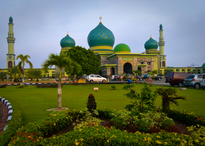 Pesona Keindahan Arsitektur Rumah Ibadah, Masjid Raya Agung0 An-Nur Riau Wajib Jadi Tujuan Wisata Religi Kamu!
