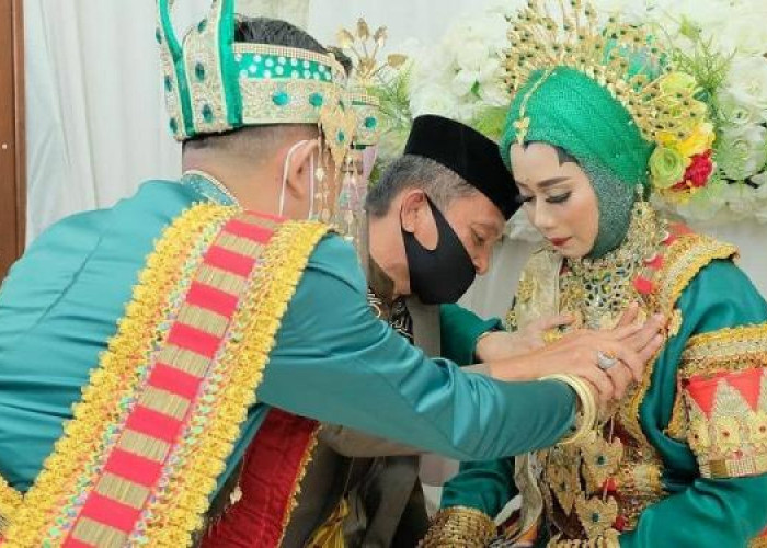 WOW, Pernikahan Aneh Ini Bikin Netizen Salfok Saat MalPernya?