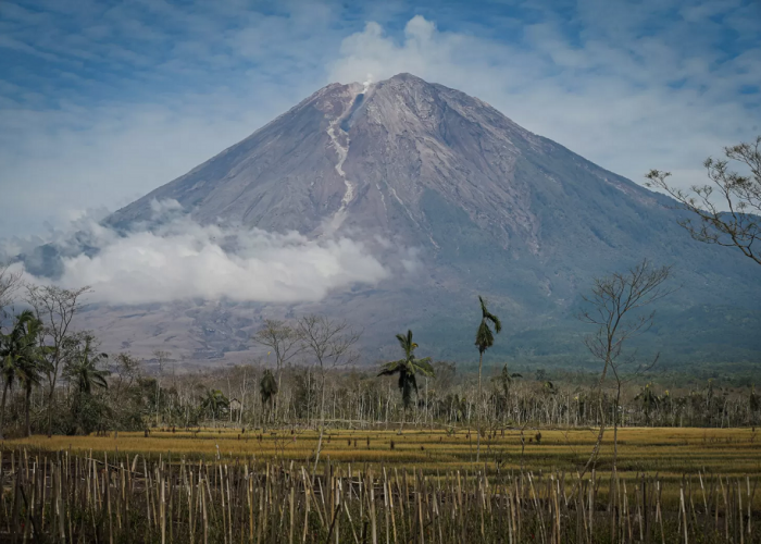 Memiliki Kekuatan Magis, Inilah 5 Gunung Sakral di Pulau Jawa, Simak Sebelum Mendaki!