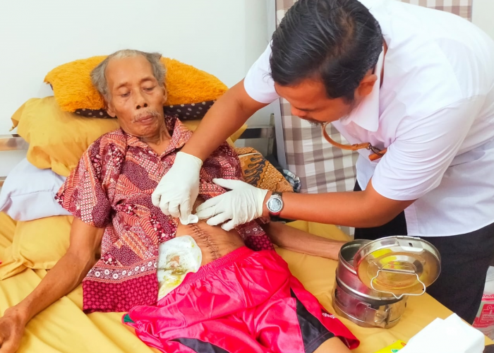 Kemensos Bersama Pemda OKU Timur Berikan Bantuan (ATENSI) untuk Lansia Penderita Infeksi Usus