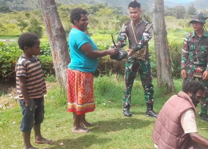 Tanggapi Keluhan Warga Papua, Satgas Yonif 200/BN Bagikan Sembako