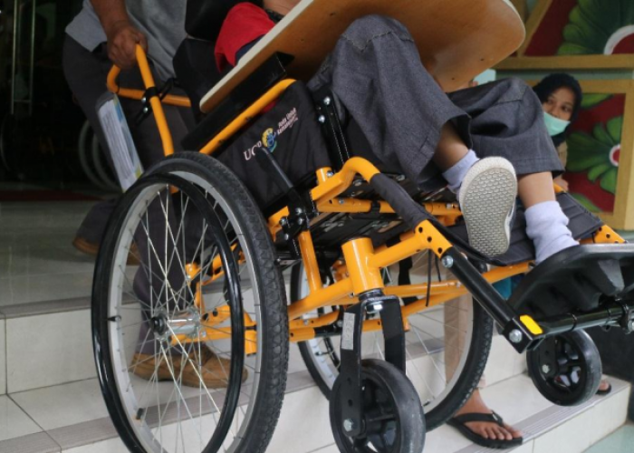 Wako Salurkan Bantuan Kursi Roda