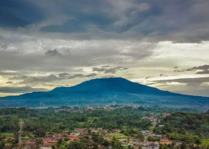 Menelusuri Jejak Sejarah dan Misteri Gunung Karang Tengah