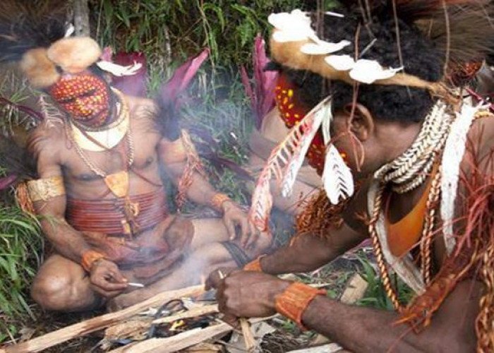 Tradisi Kanibalisme Mengerikan Suku Fore dan Penyakit yang Menyerangnya 