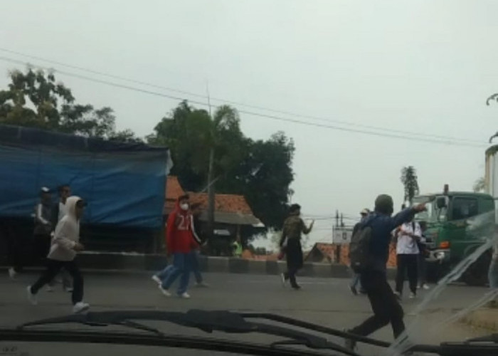 Pagi-pagi Tawuran Pelajar di Klangenan Cirebon