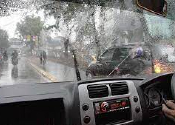 Mengemudi Mobil Nyaman dan Aman Saat Hujan, Ini Tips yang Perlu Kalian Ketahui! 
