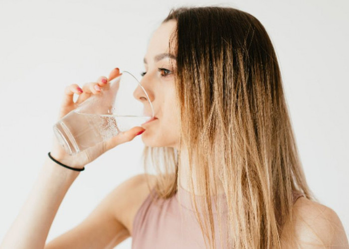 Kamu Harus Tau! Inilah 6 Manfaat Penting Minum Air Putih untuk Penuhi Kebutuhan Tubuhmu 