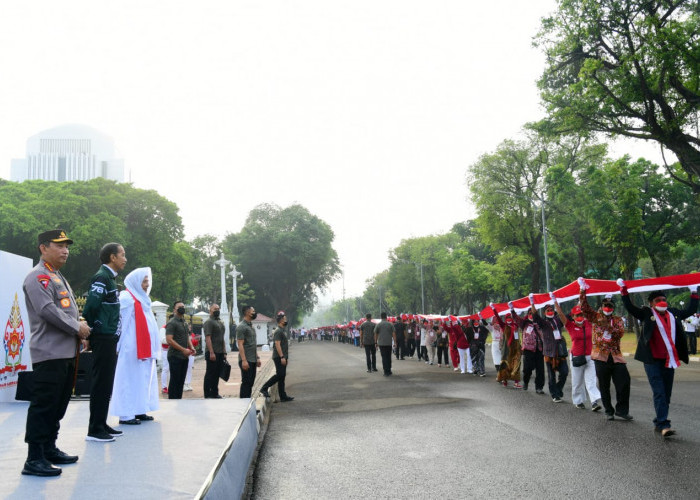 Presiden Joko Widodo Lepas Kirab Merah Putih