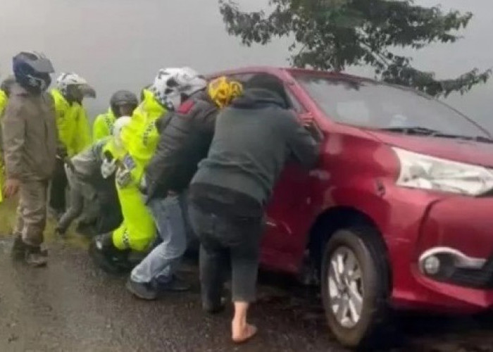 Tingkatkan Patroli di Jalur Wisata Gunung Dempo, Kepolisian Selamatkan Wisatawan Dari Kecelakaan Fatal