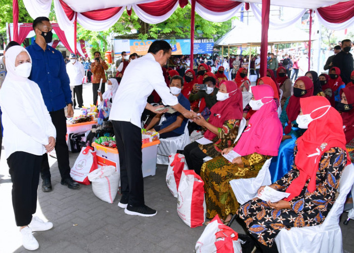 Presiden Jokowi Bagikan Bansos di Pasar Larangan Sidoarjo