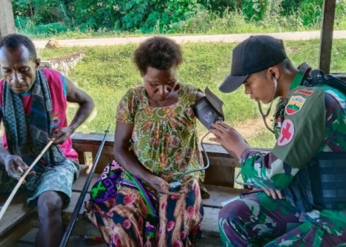 Jalin kebersamaan dengan Warga Mosso Papua, Satgas Yonif 122/Tombak Sakti Jemput Bola Pelayanan Kesehatan