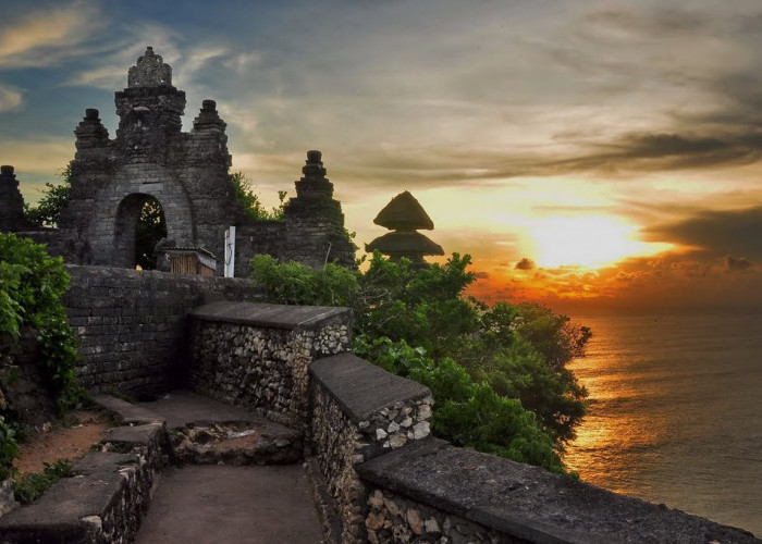 Wisata Religi dan Budaya di Pura Uluwatu Bali, Favoritnya Para Wisatawan 