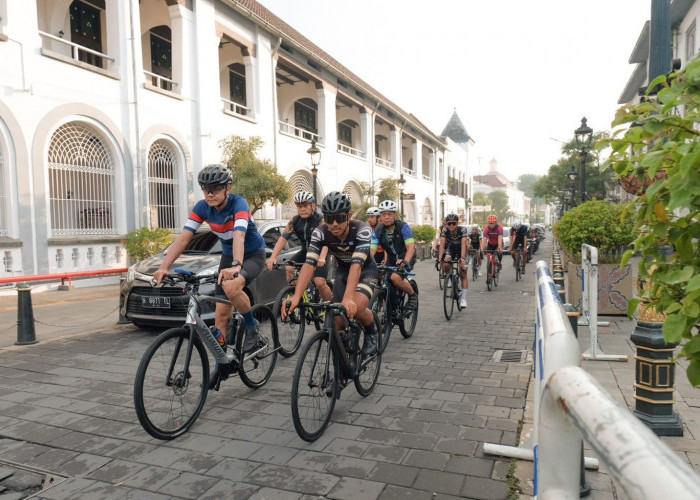 Ganjar Ajak Atlet Sepeda dari Nusantara Cycling Team Gowes Keliling Semarang