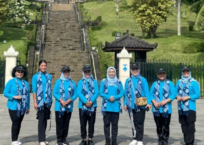 Ibu Negara Iriana Joko Widodo Bersama Jajaran OASE KIM Tanam 1.000 Pohon di Kawasan Borobudur