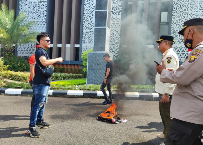 Masa Bakar Ban, Demo Truck Tronton Masuk Kota tak Sesuai Jadwal, Minta Kadishub di Copot