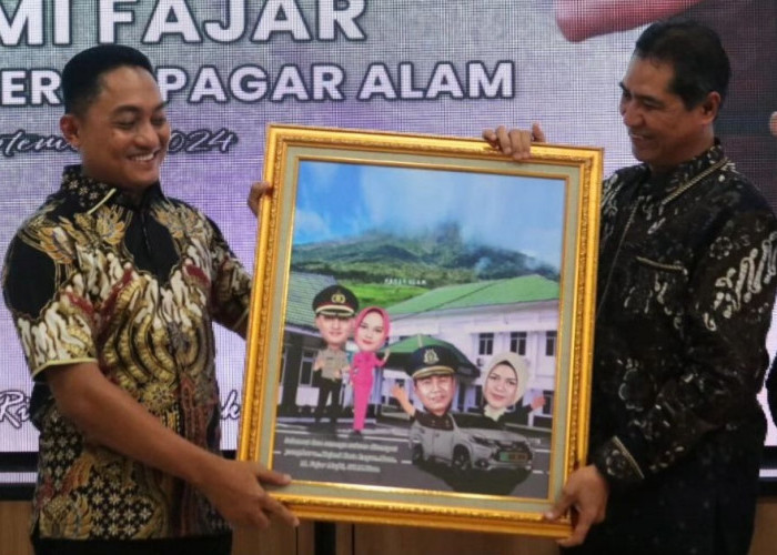 Sinergitas Kejari dan Polres Pagar Alam, AKBP Erwin AG Berikan Cindramata Karikatur kepada Fajar Mufti